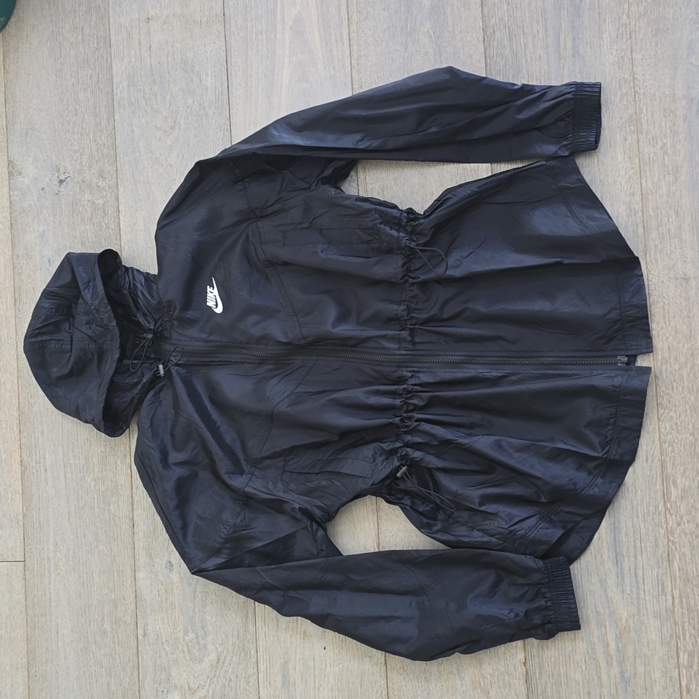 NWT Nike Wind runner Light Jacket Size Medium